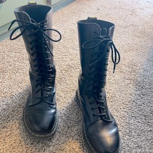 14 eyelet Doc Martens size 8 unisex Leather